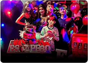 Sophia em festa no Escape 60’